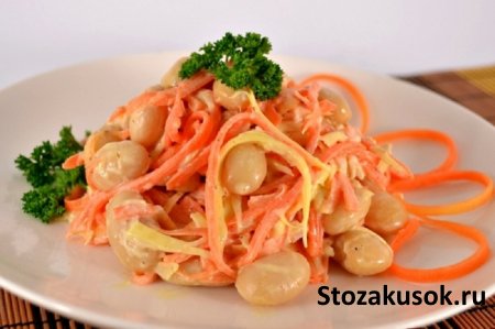 «Быстрый ленивый салат» с копченой курицы, фасолью, морковью и луком.