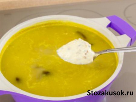 Суп с опятами и плавленым сыром.