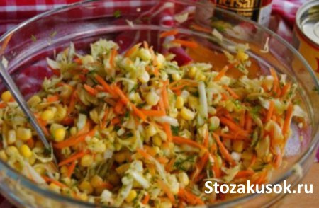 Салат из пекинской капусты, кукурузы и морковки.