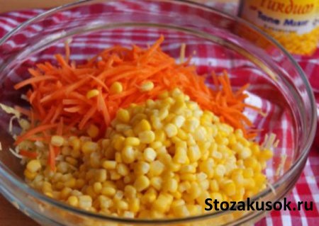 Салат из пекинской капусты, кукурузы и морковки.