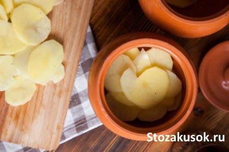 Картофель с яйцами запеченный в горшочках.