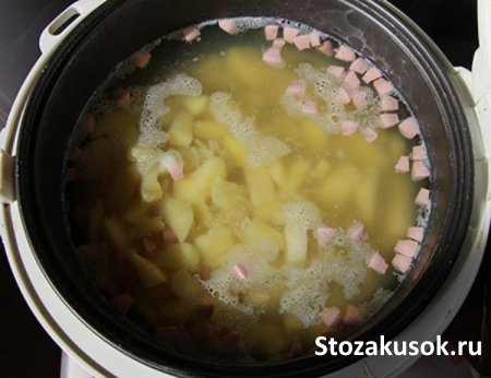 Простой суп с вермишелью и сосисками в мультиварке