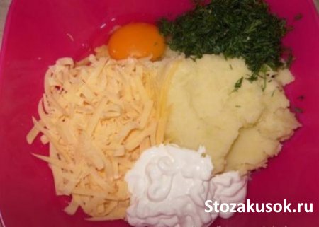 Картофельные котлеты с грибами и огуречным соусом